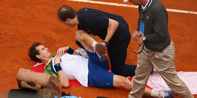 Murray es tratado de la espalda durante el partido contra Granollers en Roma.