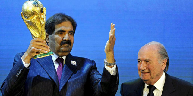 Blatter entrega la Copa del Mundo al emir qatar tras la eleccin de Qatar como organizador en 2022. | Efe