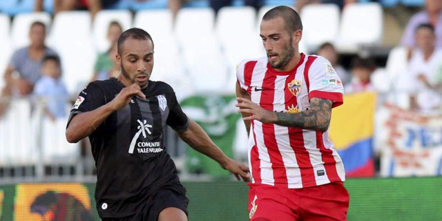 Vidal y El Zhar pelean un baln. | EFE