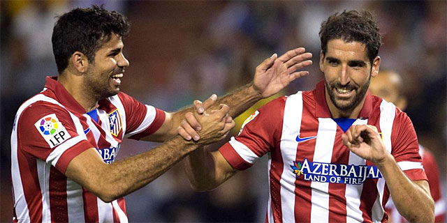 Diego Costa felicita a Ral Garca tras el 0-1 en Valladolid. | Efe