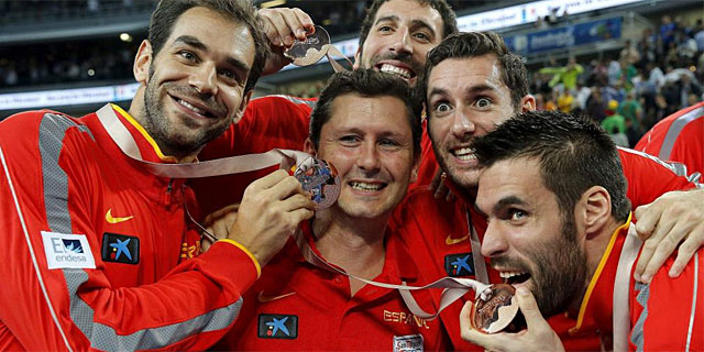 Los jugadores de la seleccin, con la medalla de bronce conquistada en Eslovenia. (AFP)