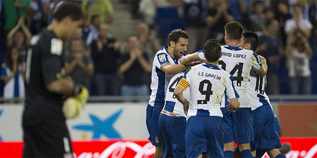 Los jugadores del Espanyol celebran uno de los goles al Athletic. | Efe