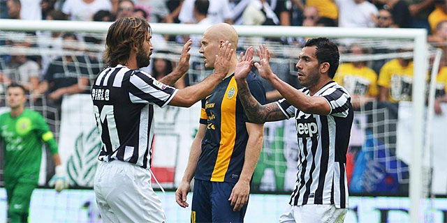 Pirlo felicita a Tvez tras su gol al Hellas Verona. | Efe