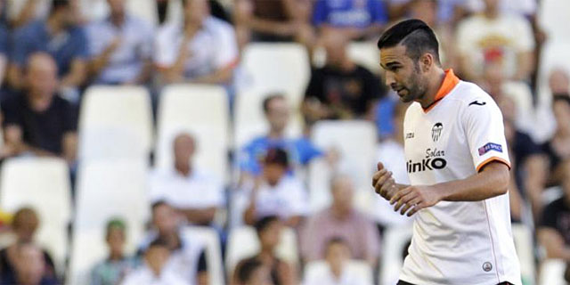 Rami deja el terreno de juego en el pasado Valencia-Swansea. (AFP)