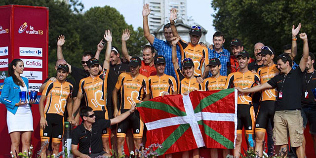 Los corredores del Euskaltel, tras ganar la clasificacin por equipos de la Vuelta. | Efe