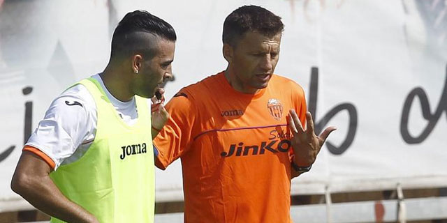 Rami conversa con Djukic durante un entrenamiento con el Valencia. |EL MUNDO