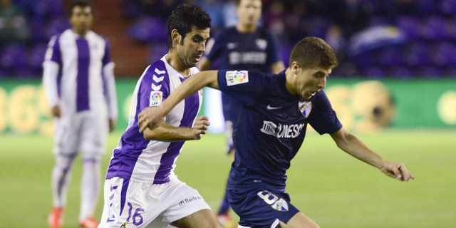 Portillo pugna con Satre por un balón durante el Valladolid-Málaga. | Efe