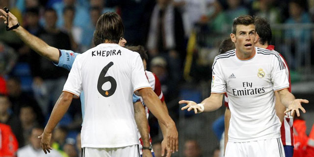 Khedira y Bale protestan una decisin arbitral durante el partido / ALBERTO DI LOLLI