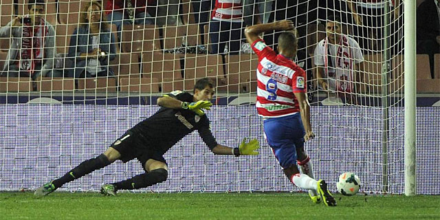 El Arabi transforma de penalti el primer gol ante el Athletic. (Foto: Efe)