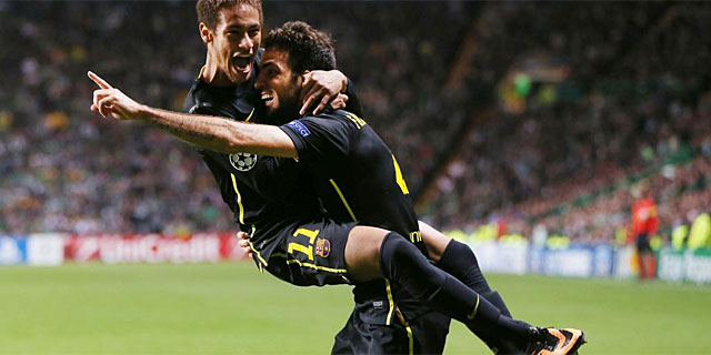 Fábregas festeja su gol en Glasgow con Neymar. (Foto: Afp)