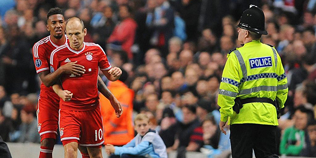 Boaten celebra con Robben el tercer tanto del Bayern en Manchester. | Efe