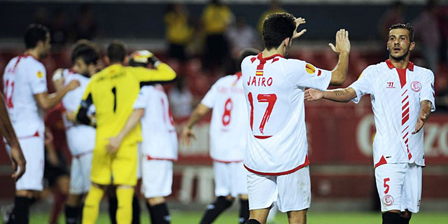 Jairo y Figueiras celebran la segunda victoria del Sevilla en la Europa League. | Afp