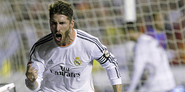 Sergio Ramos celebra el primer gol del Real Madrid en el Ciutat de Valencia. | Efe