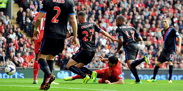 Surez anota desde el suelo el primer gol del Liverpool. (Foto: Afp)