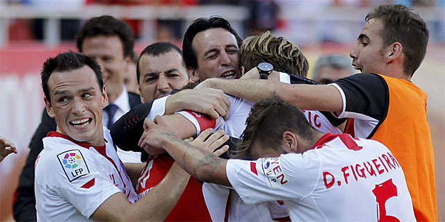 Rakitic se abraza a Emery tras conseguir el tanto de la victoria sevillista. | Efe