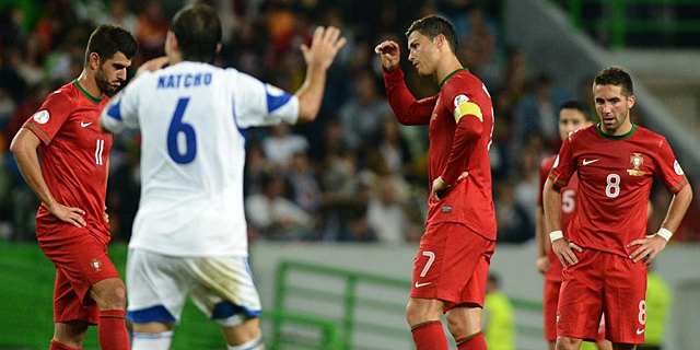 Los jugadores de Portugal, con Cristiano Ronaldo en el centro, tras el tanto de Israel en Lisboa. | Efe