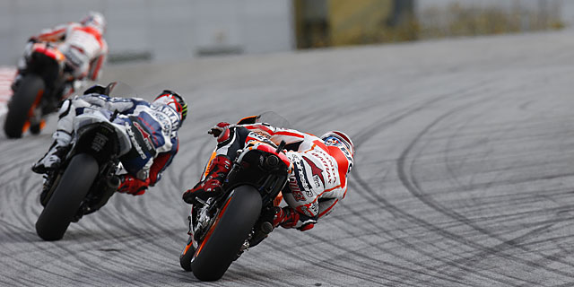 Jorge Lorenzo y Marc Mrquez, tras la estela de Dani Pedrosa en el circuito de Sepang. | Foto: Repsol