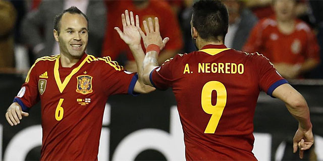 Iniesta y Negredo, tras el primer gol ante Georgia. (Foto: Reuters)