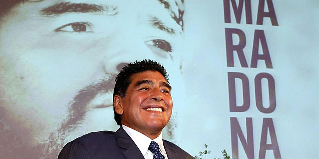 Maradona, en Miln, durante su visita a la 'Gazzetta'. (Foto: Efe)