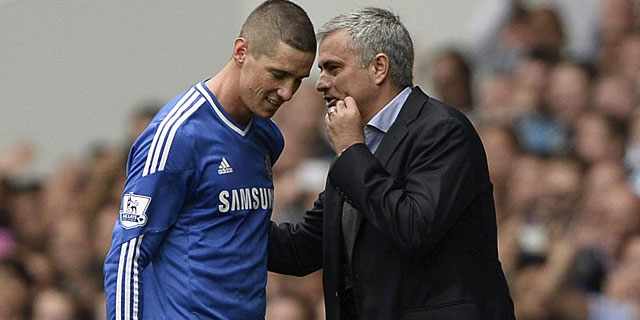 Mourinho conversa con Fernando Torres durante un partido. Foto | Reuters