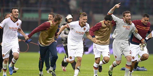 Los jugadores de la Roma celebran el triunfo ante el Inter. | AFP