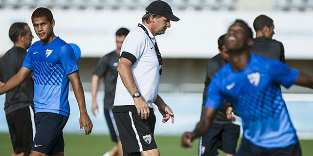 Schuster dirige un entrenamiento del Málaga. | EFE