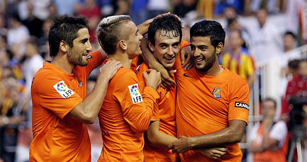 Rubn Pardo (2 dcha) celebra con sus compaeros el segundo gol al Valenciael gol que acaba de marcar, el segundo de su equipo frente al Valencia. | Efe