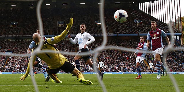 Soldado marca el segundo gol del Tottenham al Aston Villa. | Reuters