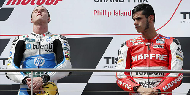 Pol Espargaró (izda), en el podio junto a Jordi Torres (dcha). | Reuters