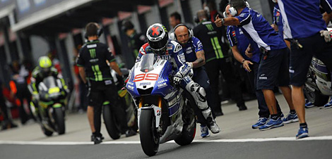Lorenzo, tras realizar el cambio de moto. | Reuters