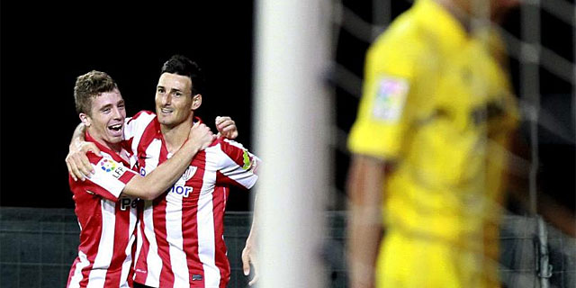 Muniain felicita a Aduriz tras el segundo gol del Athletic. (Foto: Efe)