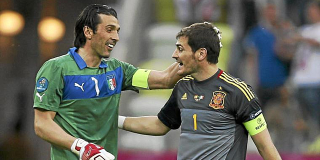 Buffon y Casillas se saludan despus del Espaa-Italia de la fase de grupos de la Euro 2012. | Reuters