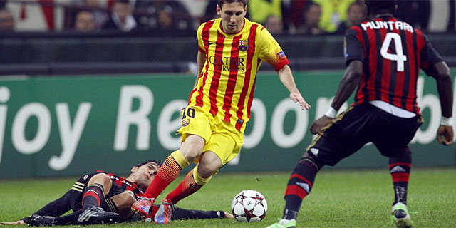 Kak, en el suelo, intenta robar el baln a Messi. (Foto: Reuters)