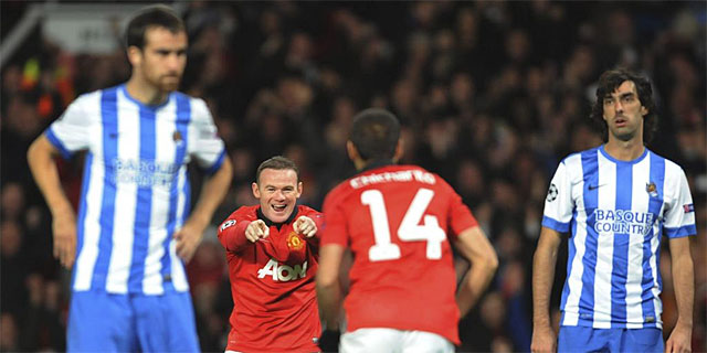Rooney celebra con Chicharito el tanto que marc igo Martnez en propia meta. | Efe