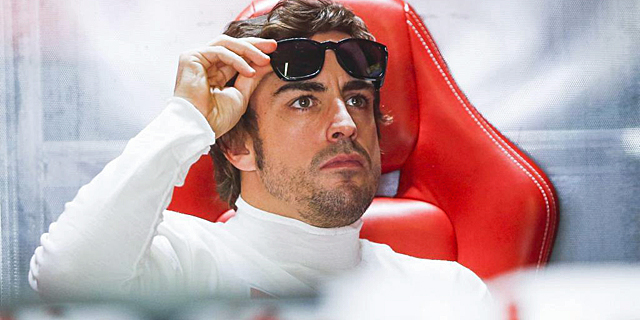 Fernando Alonso, en el box de Ferrari en Suzuka. | Efe