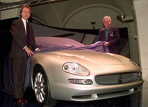 Giorgio Giugiaro (en segundo plano) junto a Luca de Montezemolo, presidente del Grupo Fiat, durante la presentacin del Maserati 3200 en 1998.