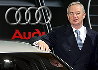 El presidente ejecutivo de Audi AG, Martin Winterkorn, apoyado en un Audi S6.
