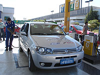 El Fiat Siena Tetrafuel elige siempre el combustible que usa, aunque favorece el uso de gas natural comprimido.