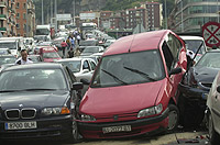 Una colisin entre varios coches provoca un atasco en una de las carreteras de Bilbao.