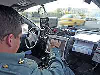 Un agente de la Guardia Civil opera un radar mvil. Fotografa: Javi Martnez.