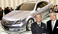 El presidente de Toyota y el responsable de Lexus en el Saln de Motor de Tokio.