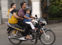Tres o ms personas son un nmero normal de ocupantes de una moto en India.