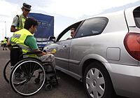 Voluntarios de la Asociacin de Lesionados Medulares, Aspaym, informando a los conductores