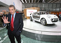 El presidente de PSA Peugeot-Citren, Christian Streiff, junto al prototipo C-Cactus.
