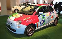 El Fiat 500, decorado con los colores de Valentino Rossi.