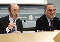 El ministro del Interior en funciones, Alfredo Prez Rubalcaba, y el director de la DGT, Pere Navarro. (Foto: Efe)