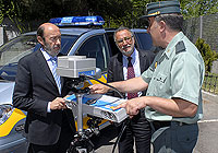 El ministro del Interior, Alfredo Perez Rubalcaba, y el director de la DGT, Pere Navarro, durante la presentacin de uno de los nuevos radares mviles en la sede de la DGT. (Foto: Bernardo Daz)