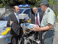 Alfredo Prez Rubalcaba y Pere Navarro en la sede de la DGT junto a uno de los nuevos radares. (Foto: Bernardo Daz)