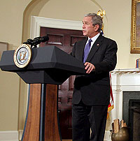 El presidente de EEUU, George Bush, durante la rueda de prensa en la que ha anunciado las ayudas al sector del automvil. (Foto: Efe)
