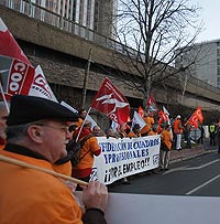Representantes sindicales espaoles se desplazaron a Pars para manisfestarse ante las instalaciones de Renault durante la presentacin de los resultados. Foto: AP.